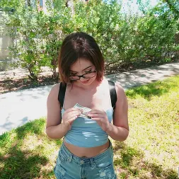 Leana Lovings en Perdiendo su nerdismo (foto 1350) Leana Lovings en 'Bangbros' Perdiendo su nerdismo (Miniatura 1350)