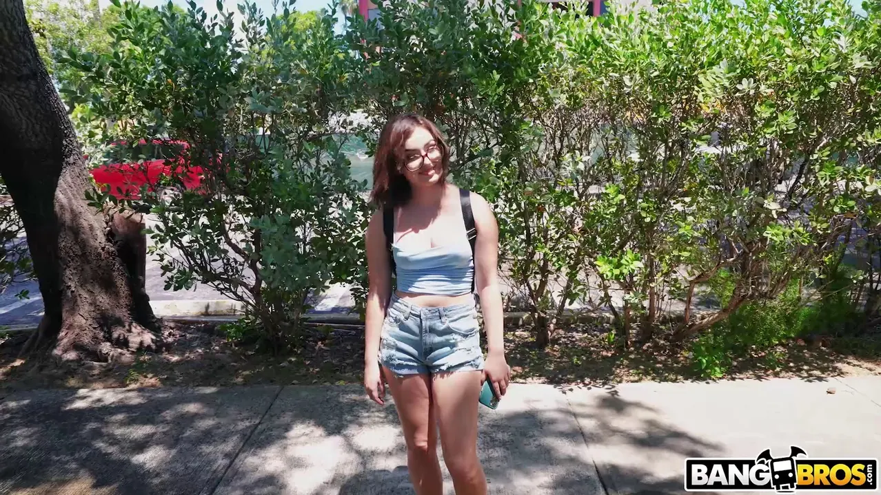 Leana Lovings en 'Perdiendo su nerdismo' from 'Bangbros' (foto 375) Bangbros 'Perdiendo su nerdismo' protagonizando Leana Lovings (foto 375)