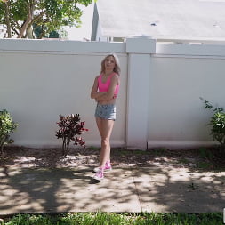 Leo Valentino en 'Bangbros' Coño rubio en un paseo de placer (Miniatura 74)