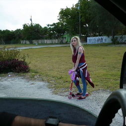Lexi Lore en 'Bangbros' Joven cachonda de 19 años se sube al autobús (Miniatura 96)