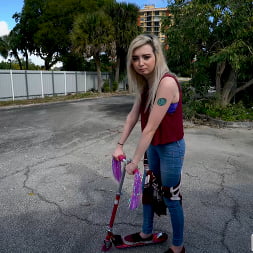 Lexi Lore en 'Bangbros' Joven cachonda de 19 años se sube al autobús (Miniatura 240)