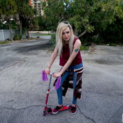 Lexi Lore en 'Bangbros' Joven cachonda de 19 años se sube al autobús (Miniatura 288)