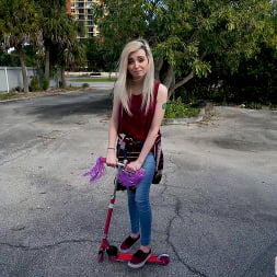 Lexi Lore en 'Bangbros' Joven cachonda de 19 años se sube al autobús (Miniatura 336)