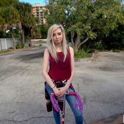 Lexi Lore en 'Bangbros' Joven cachonda de 19 años se sube al autobús (Miniatura 432)