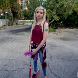 Lexi Lore en 'Bangbros' Joven cachonda de 19 años se sube al autobús (Miniatura 480)