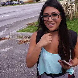 Lexie Banderas en Estudiante universitario se estira en el autobús (foto 34) Lexie Banderas en 'Bangbros' Estudiante universitario se estira en el autobús (Miniatura 34)