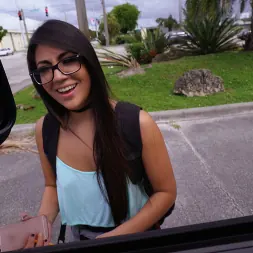 Lexie Banderas en Estudiante universitario se estira en el autobús (foto 68) Lexie Banderas en 'Bangbros' Estudiante universitario se estira en el autobús (Miniatura 68)