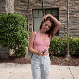 Lila Love en 'Bangbros' Ella tomará una polla por dinero (Miniatura 1125)