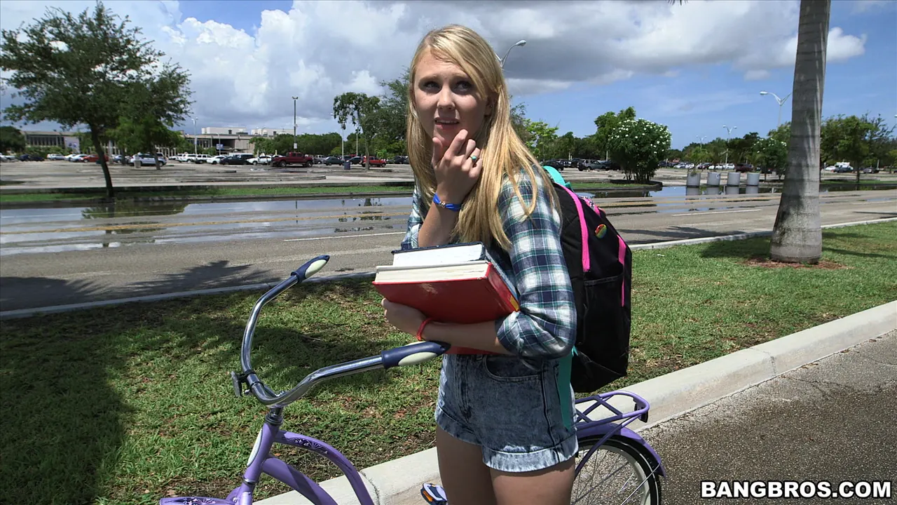 Bangbros '¡La pequeña rubia apretada queda destrozada en el autobús!' protagonizando Lily Rader (foto 32)