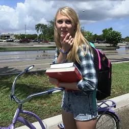 Lily Rader en 'Bangbros' ¡La pequeña rubia apretada queda destrozada en el autobús! (Miniatura 32)