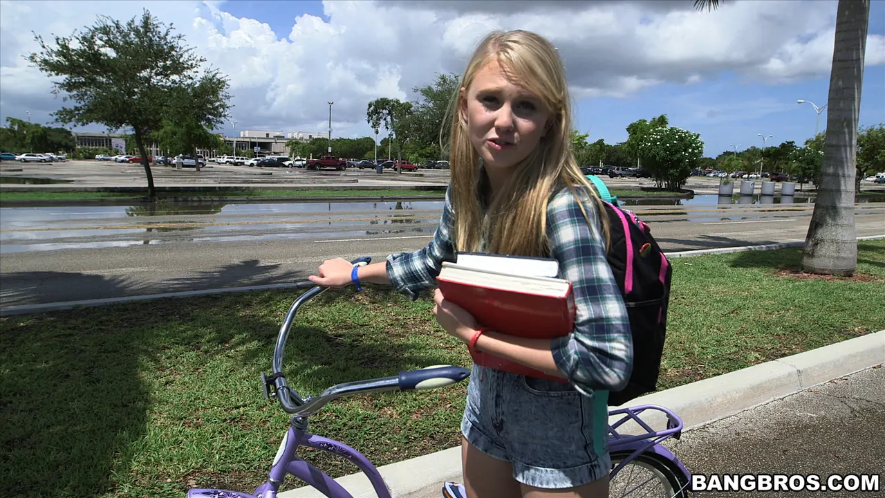 Bangbros '¡La pequeña rubia apretada queda destrozada en el autobús!' protagonizando Lily Rader (foto 64)