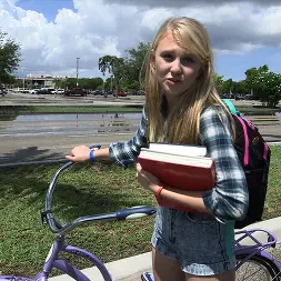 Lily Rader en 'Bangbros' ¡La pequeña rubia apretada queda destrozada en el autobús! (Miniatura 64)