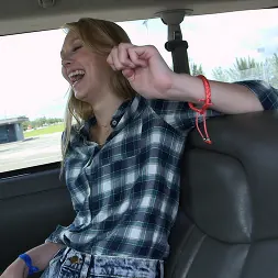 Lily Rader en 'Bangbros' ¡La pequeña rubia apretada queda destrozada en el autobús! (Miniatura 128)