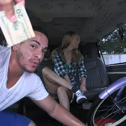 Lily Rader en 'Bangbros' ¡La pequeña rubia apretada queda destrozada en el autobús! (Miniatura 927)