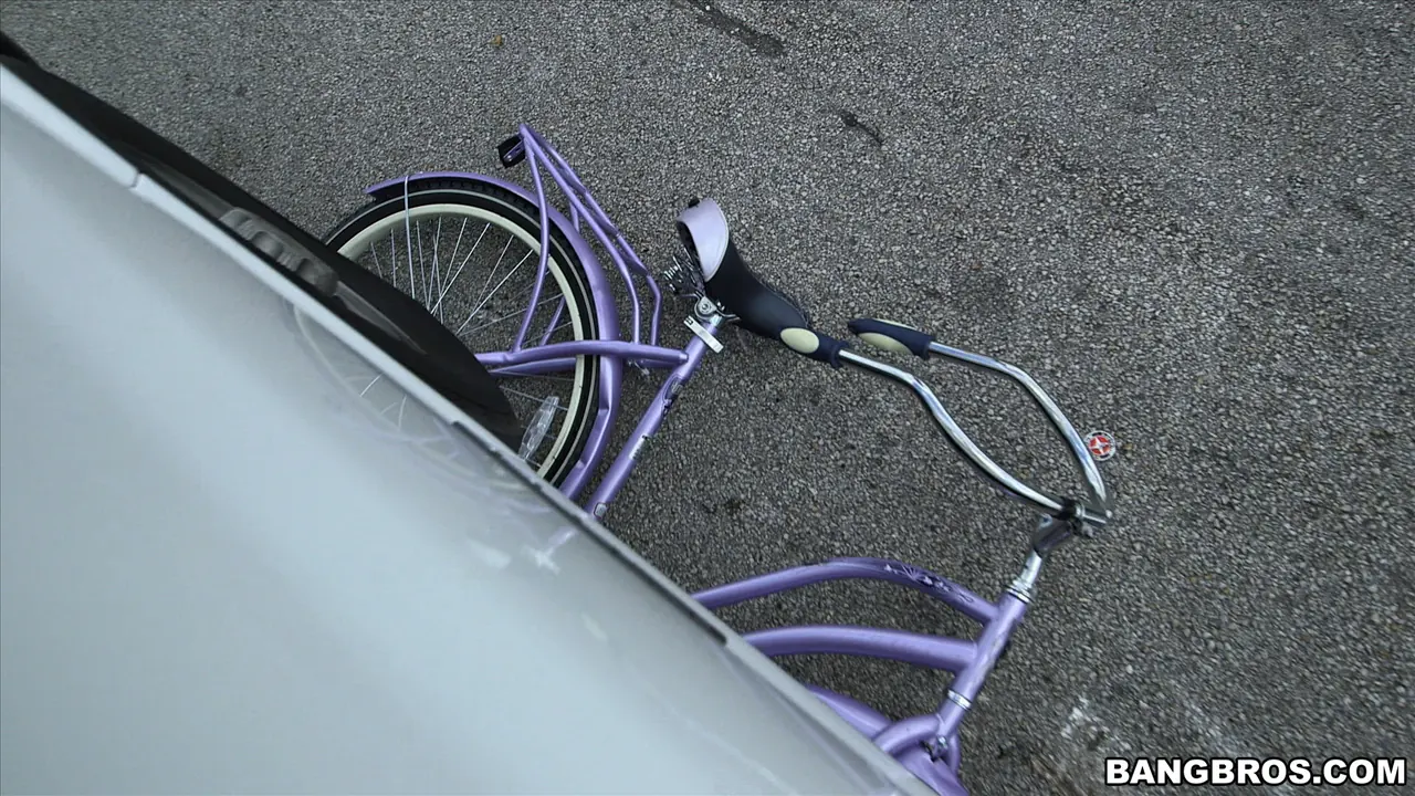 Bangbros '¡La pequeña rubia apretada queda destrozada en el autobús!' protagonizando Lily Rader (foto 960)