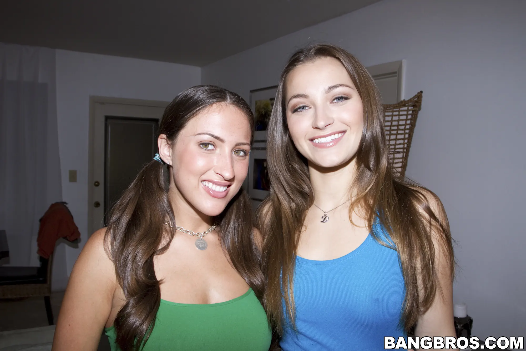 Bangbros 'Mi primera experiencia lésbica' protagonizando Lizz Tayler (foto 1)