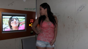 London Keyes en '¡London Keyes chupa una polla y se la follan en el Glory Hole!'