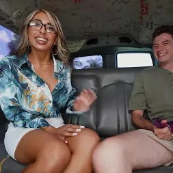 Luna Colombiana en 'Bangbros' Faltar al trabajo y chupar pollas (Miniatura 396)