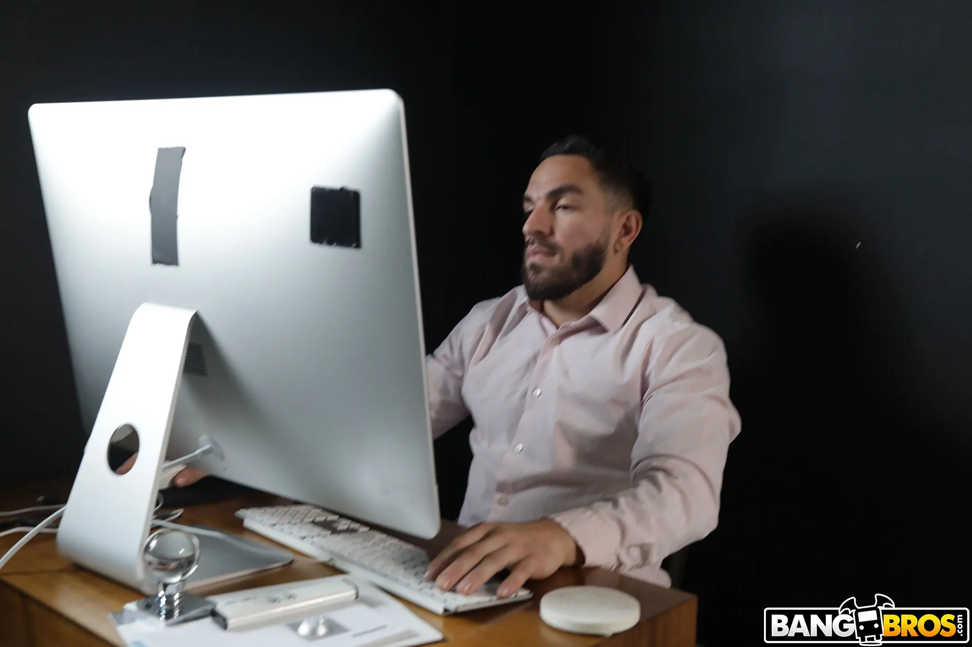 Bangbros 'Cogiendome a mi jefe por un aumento' protagonizando Macey Jade (foto 1)