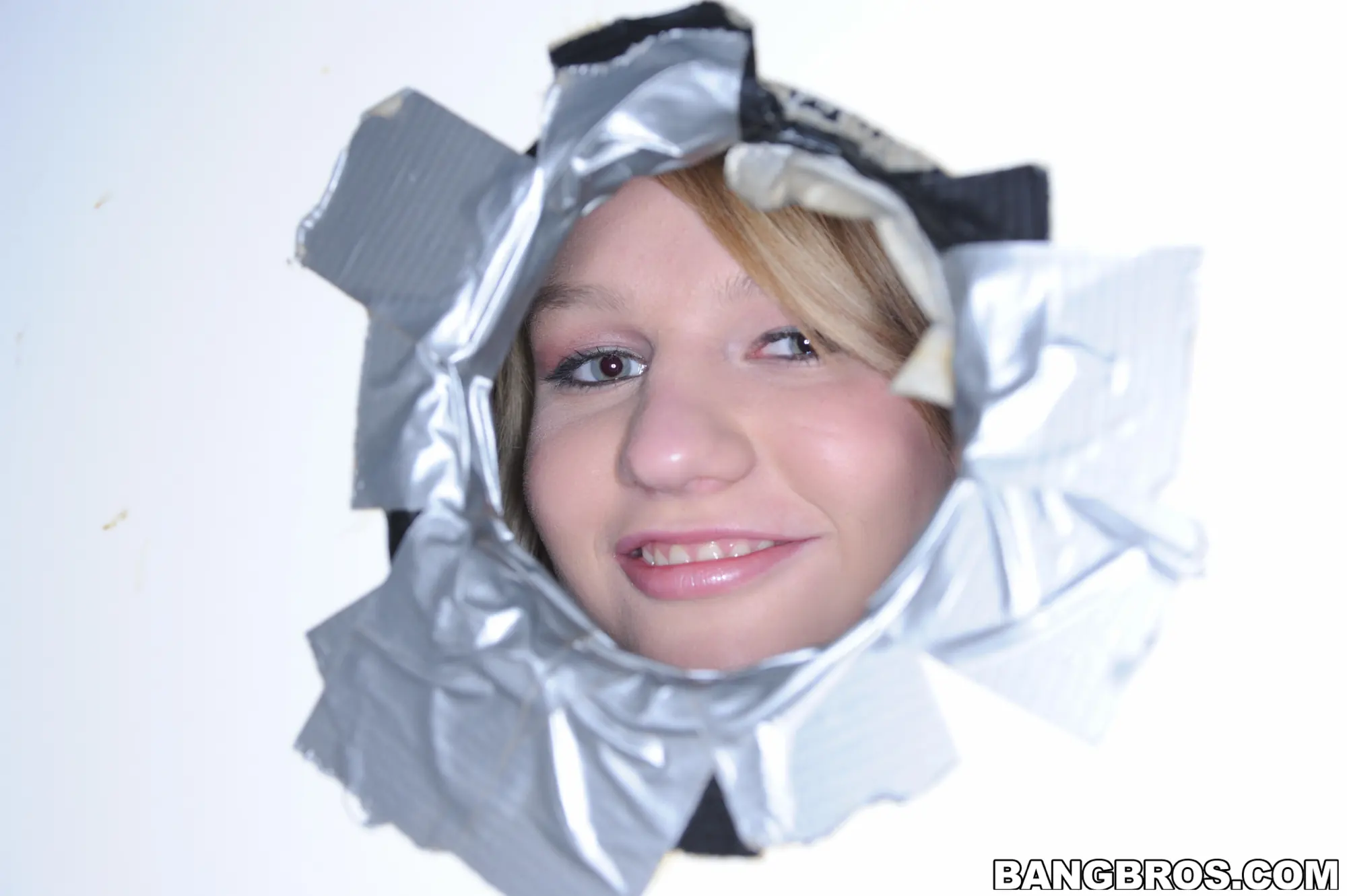 Maci More en 'Su primera mamada y follada en el gloryhole' from 'Bangbros' (foto 9) Bangbros 'Su primera mamada y follada en el gloryhole' protagonizando Maci More (foto 9)