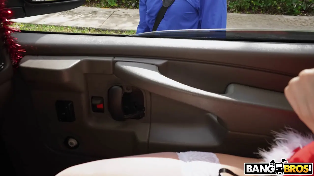 Bangbros 'Buscando penes navideños' protagonizando Marica Chanelle (foto 450)