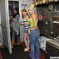 Marie McCray en El cocinero está en el coño (foto 27) Marie McCray en 'Bangbros' El cocinero está en el coño (Miniatura 27)