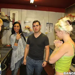 Marie McCray en El cocinero está en el coño (foto 126) Marie McCray en 'Bangbros' El cocinero está en el coño (Miniatura 126)