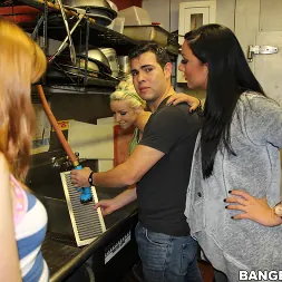 Marie McCray en El cocinero está en el coño (foto 135) Marie McCray en 'Bangbros' El cocinero está en el coño (Miniatura 135)