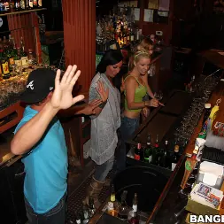 Marie McCray en El cocinero está en el coño (foto 171) Marie McCray en 'Bangbros' El cocinero está en el coño (Miniatura 171)