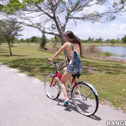 Mercedes Lynn en 'Bangbros' Bicicletas y vibradores (Miniatura 40)