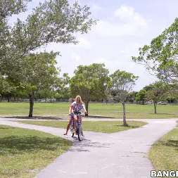 Mercedes Lynn en 'Bangbros' Bicicletas y vibradores (Miniatura 50)