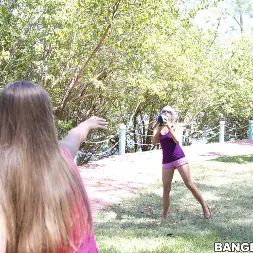 Mercedes Lynn en 'Bangbros' Gatito de picnic (Miniatura 27)