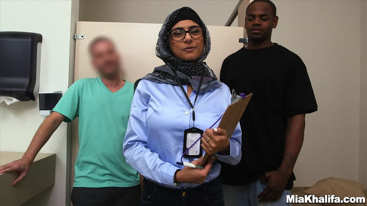 Bangbros 'Negro vs Blanco, Mi Máximo Desafío de Pene.' protagonizando Mia Khalifa (foto 1)