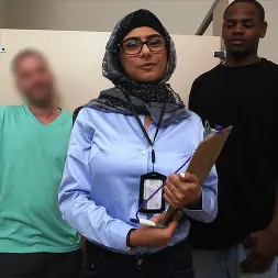 Mia Khalifa en Negro vs Blanco, Mi Máximo Desafío de Pene. (foto 1) Mia Khalifa en 'Bangbros' Negro vs Blanco, Mi Máximo Desafío de Pene. (Miniatura 1)