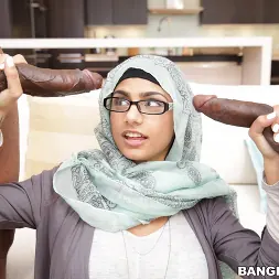 Mia Khalifa en El primer trío con una polla monstruosa de Mia Khalifa (foto 22) Mia Khalifa en 'Bangbros' El primer trío con una polla monstruosa de Mia Khalifa (Miniatura 22)