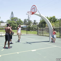 Michelle Martinez en 'Bangbros' Takes On 3 Wild Anacondas (Miniatura 1)