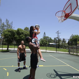 Michelle Martinez en 'Bangbros' Takes On 3 Wild Anacondas (Miniatura 26)
