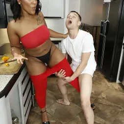 Mimi Curvaceous in Humping the Curvaceous Step Sister (Photo 186) Mimi Curvaceous in 'Bangbros' Humping the Curvaceous Step Sister (Thumbnail 186)