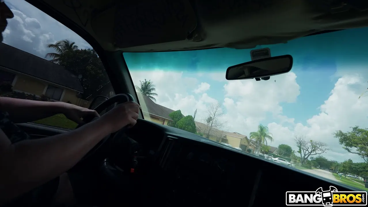 Bangbros 'Señorita pequeña aventura de una noche' protagonizando Molly Little (foto 1)