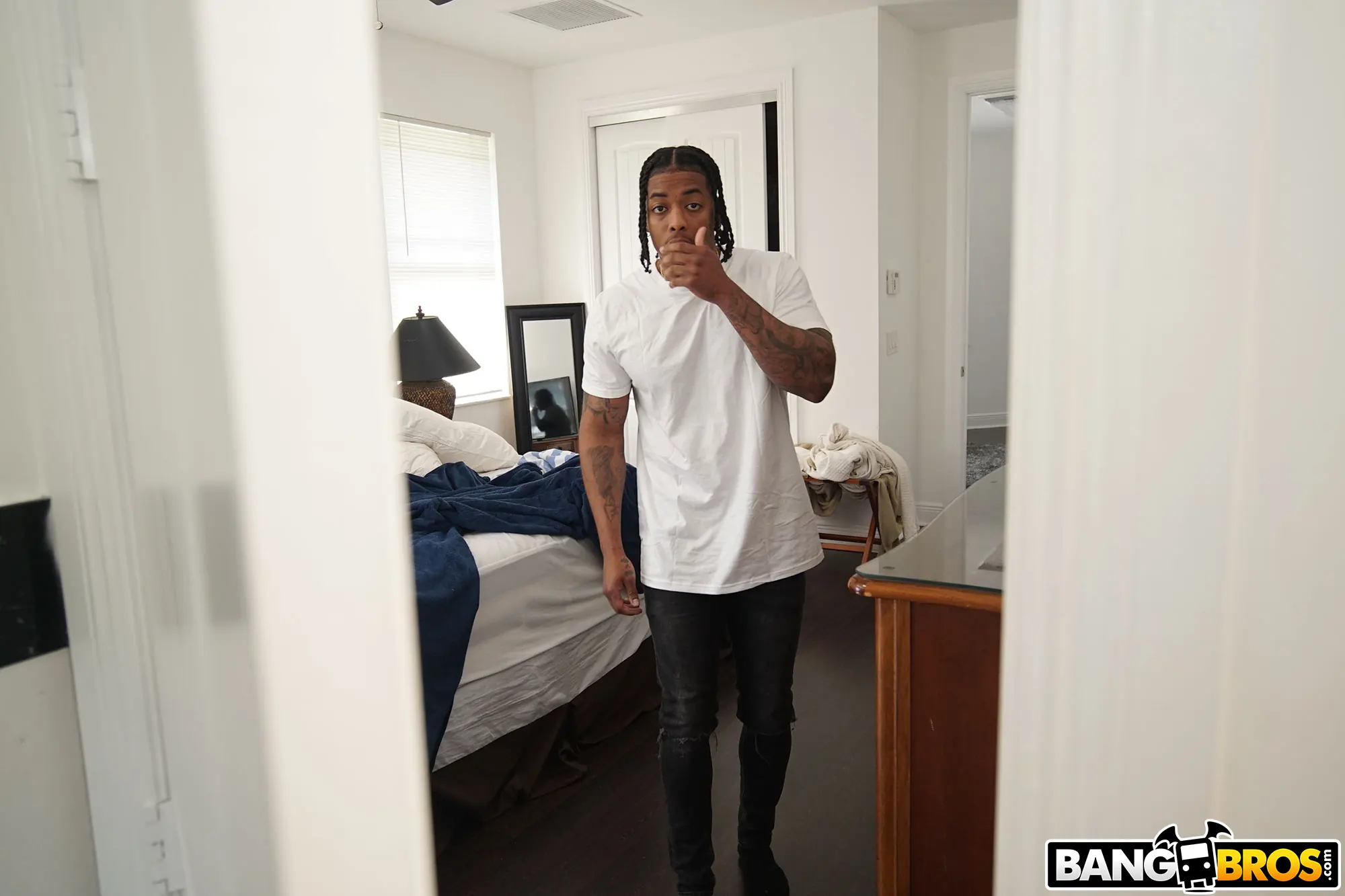 Bangbros 'Sexo secreto con compañeros de cuarto' protagonizando Molly Little (foto 98)