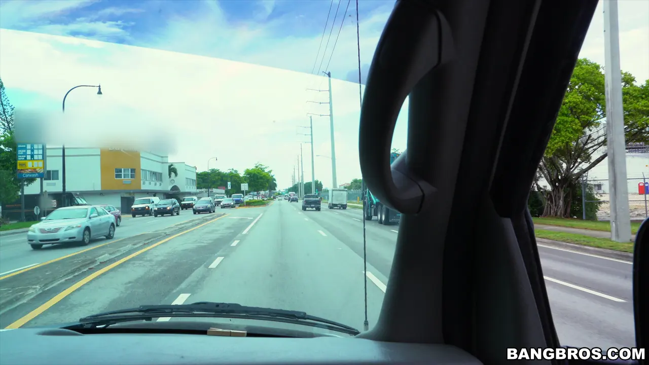 Bangbros 'goes all in for the team on the Bang Bus' protagonizando Molly Mae (foto 1)