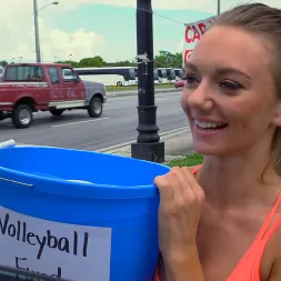 Molly Mae en 'Bangbros' goes all in for the team on the Bang Bus (Miniatura 24)