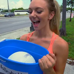 Molly Mae en 'Bangbros' goes all in for the team on the Bang Bus (Miniatura 96)