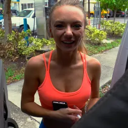 Molly Mae en 'Bangbros' goes all in for the team on the Bang Bus (Miniatura 120)