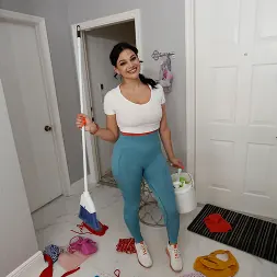 Mona Azar en 'Bangbros' Mucama con curvas se hace un flequillo por dinero (Miniatura 46)