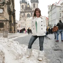 Mona Lee en 'Bangbros' Grandes tetas naturales europeas (Miniatura 1)