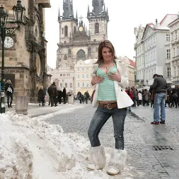 Mona Lee en 'Bangbros' Grandes tetas naturales europeas (Miniatura 6)