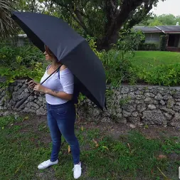 Nickiee en Latina de grandes tetas se sube al autobús (foto 1) Nickiee en 'Bangbros' Latina de grandes tetas se sube al autobús (Miniatura 1)