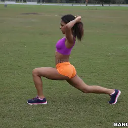 Nicole Bexley en ¡Compañeros de yoga! (foto 84) Nicole Bexley en 'Bangbros' ¡Compañeros de yoga! (Miniatura 84)