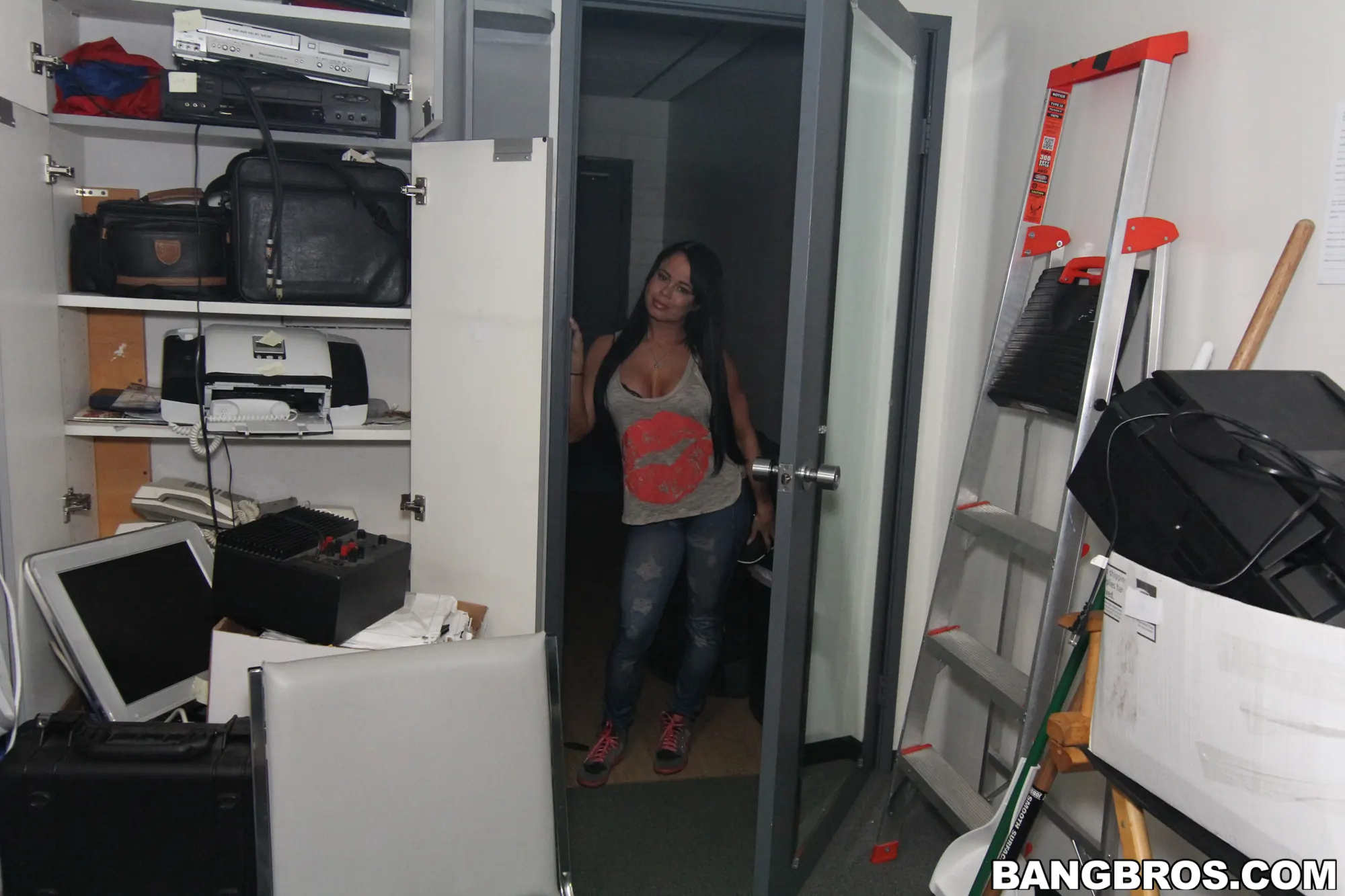 Bangbros 'Un tratamiento facial para Nikki' protagonizando Nikki Delano (foto 1)